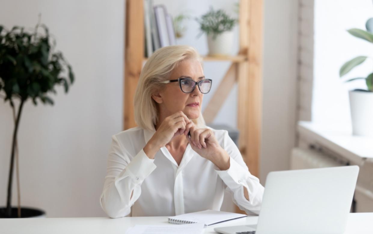 Teilnehmer bei der Analyse von Marktdaten während eines Online-Kurses