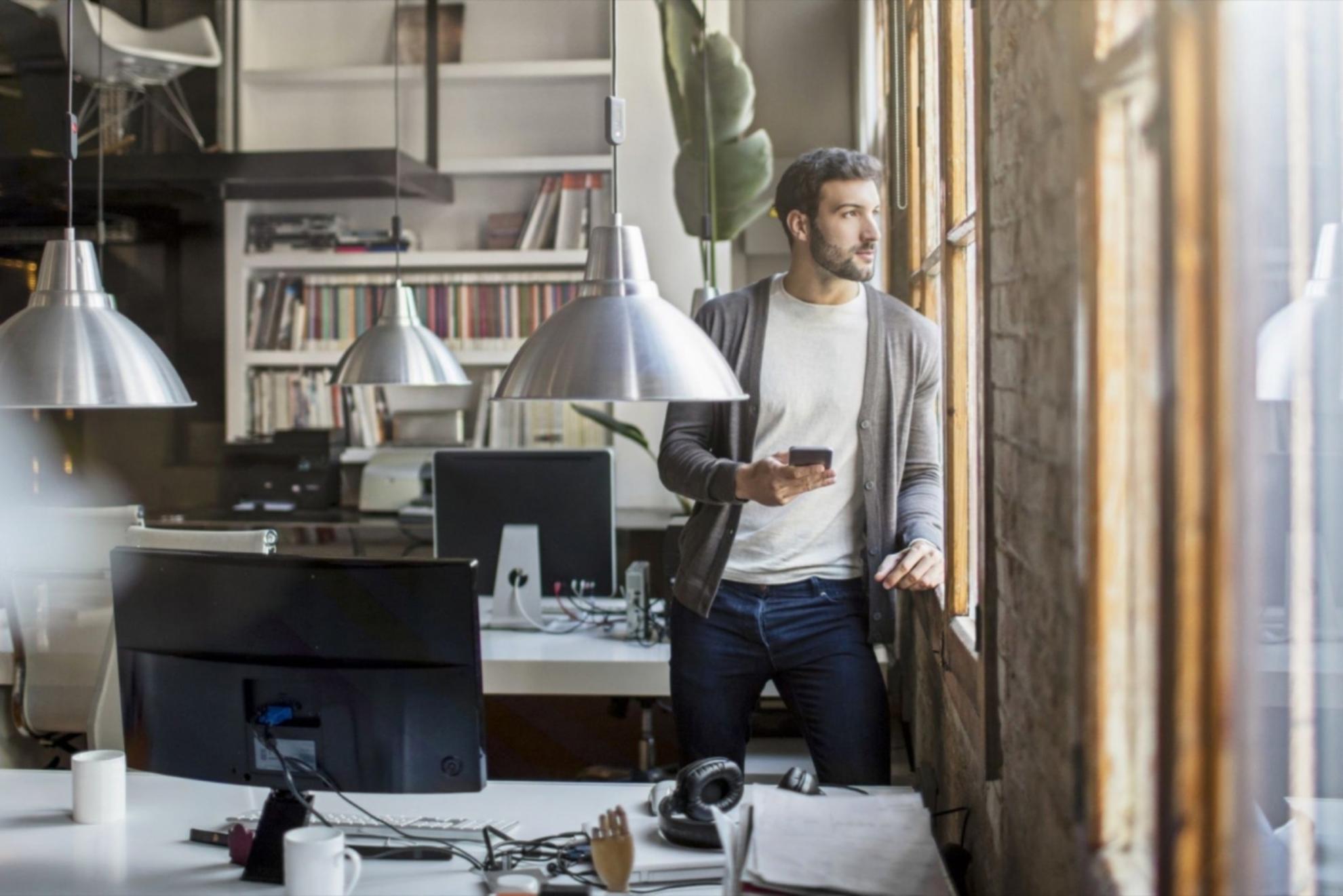 Teilnehmerin nutzt interaktive Analysewerkzeuge auf der Prismalivora-Plattform